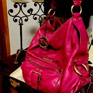 Michael kors bucket bag in fuscia